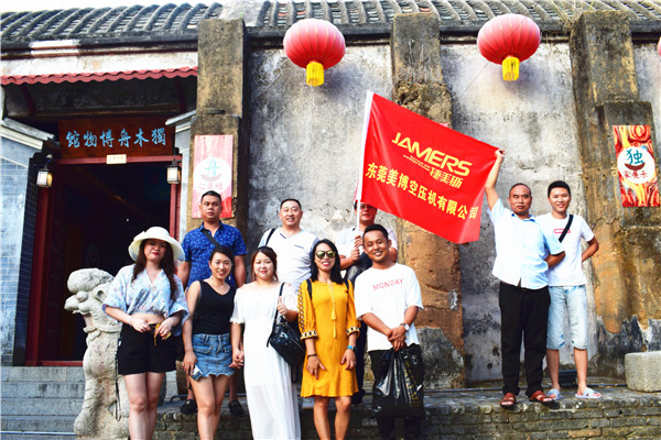 独木舟博物馆门前合影