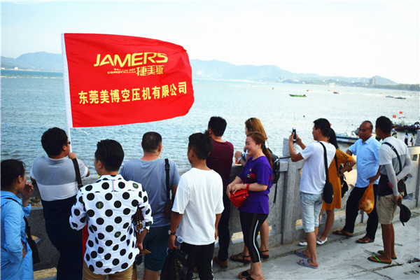 美博员工欣赏海边风景