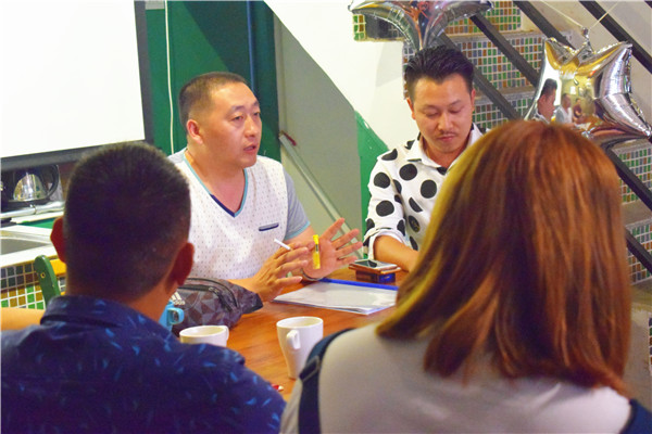 刘总与家人交谈