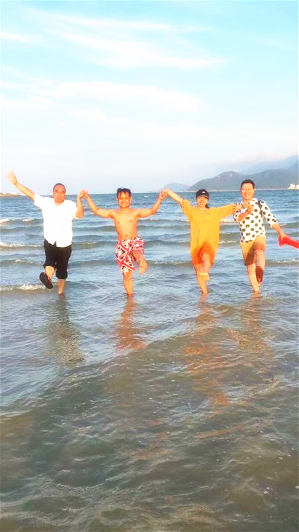 美博员工海边照